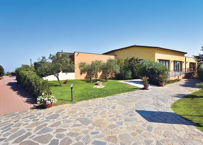 Club & Village Cala Fiorita מלון
